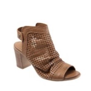 Bueno Women's Udo Cutout Ankle Strap Sandals